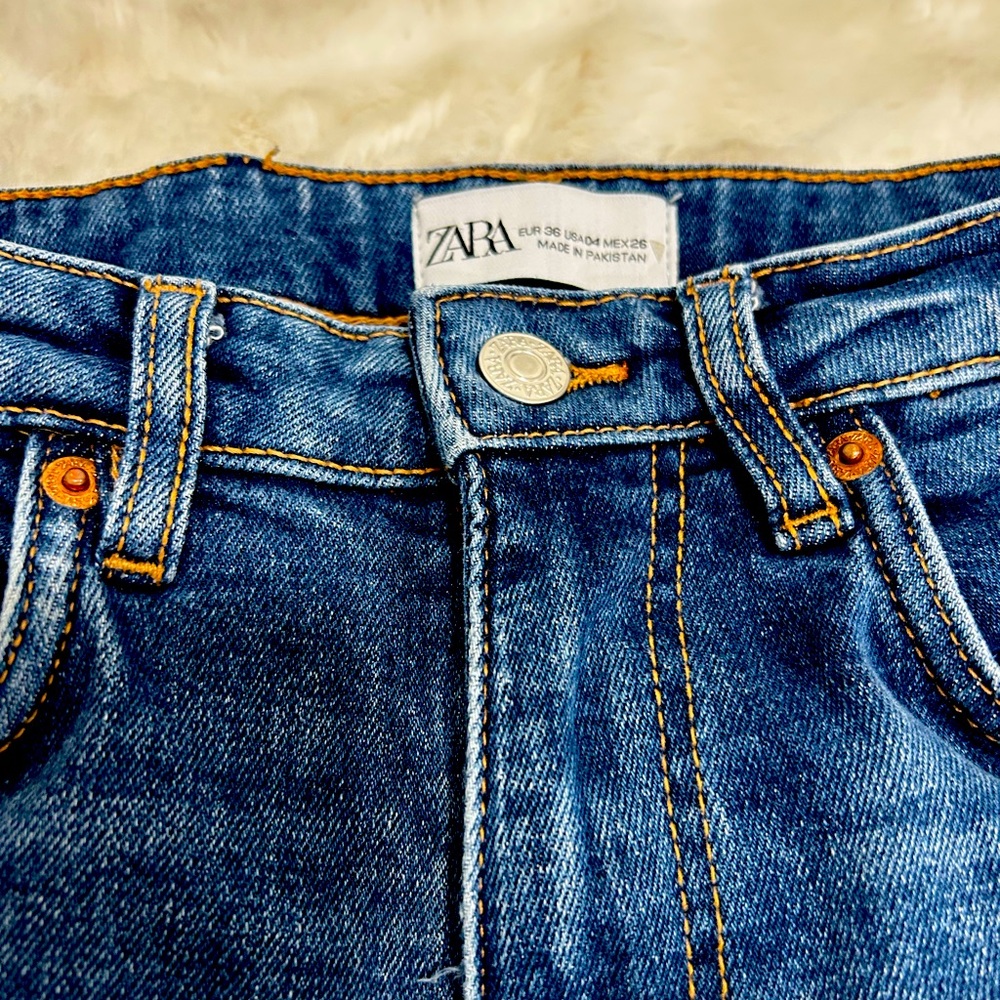 Zara Jeans Straight Cut Size 4. Stretches a lot.